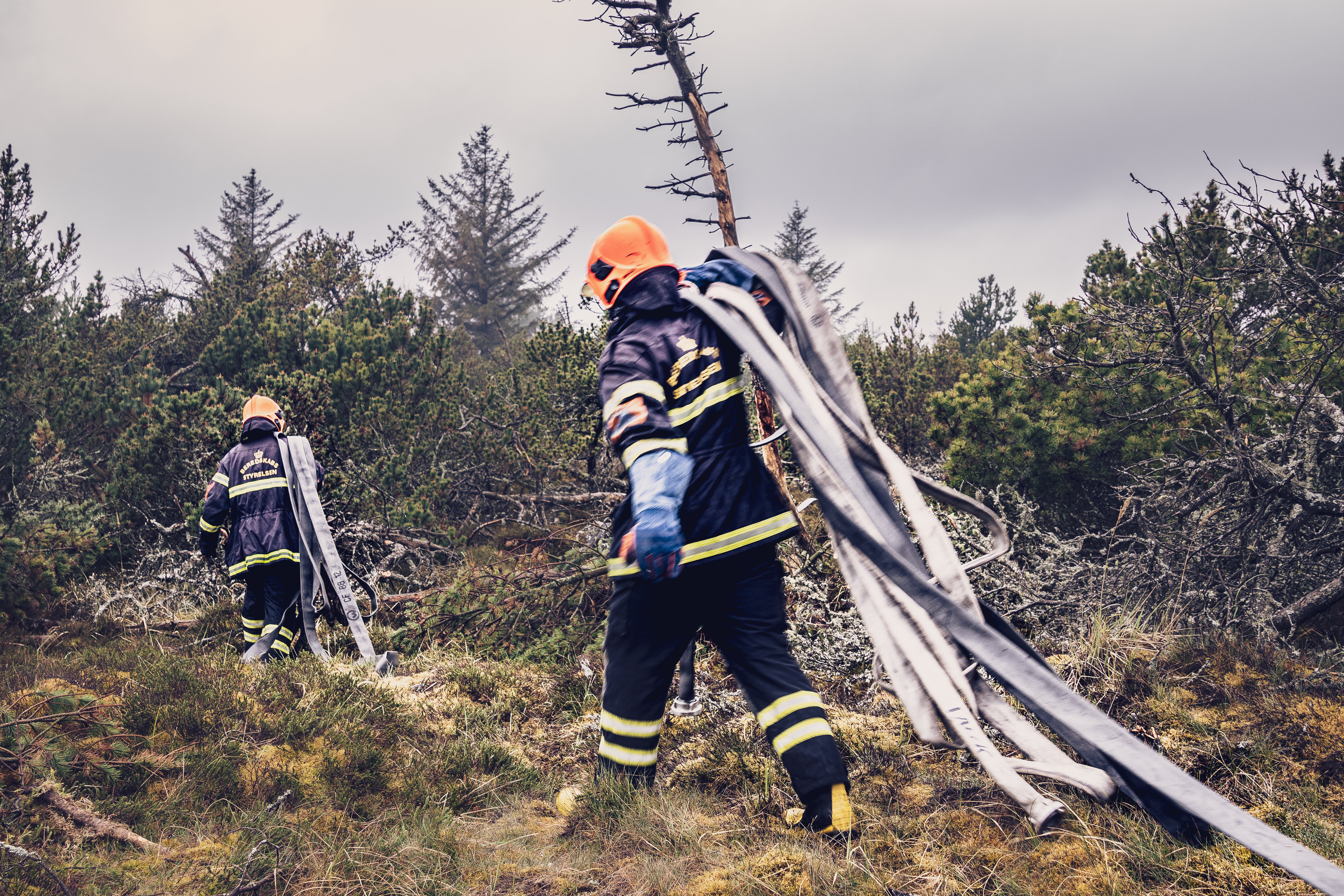 Billede af to brandmænd fra Beredskabsstyrelsen til en naturbrand.